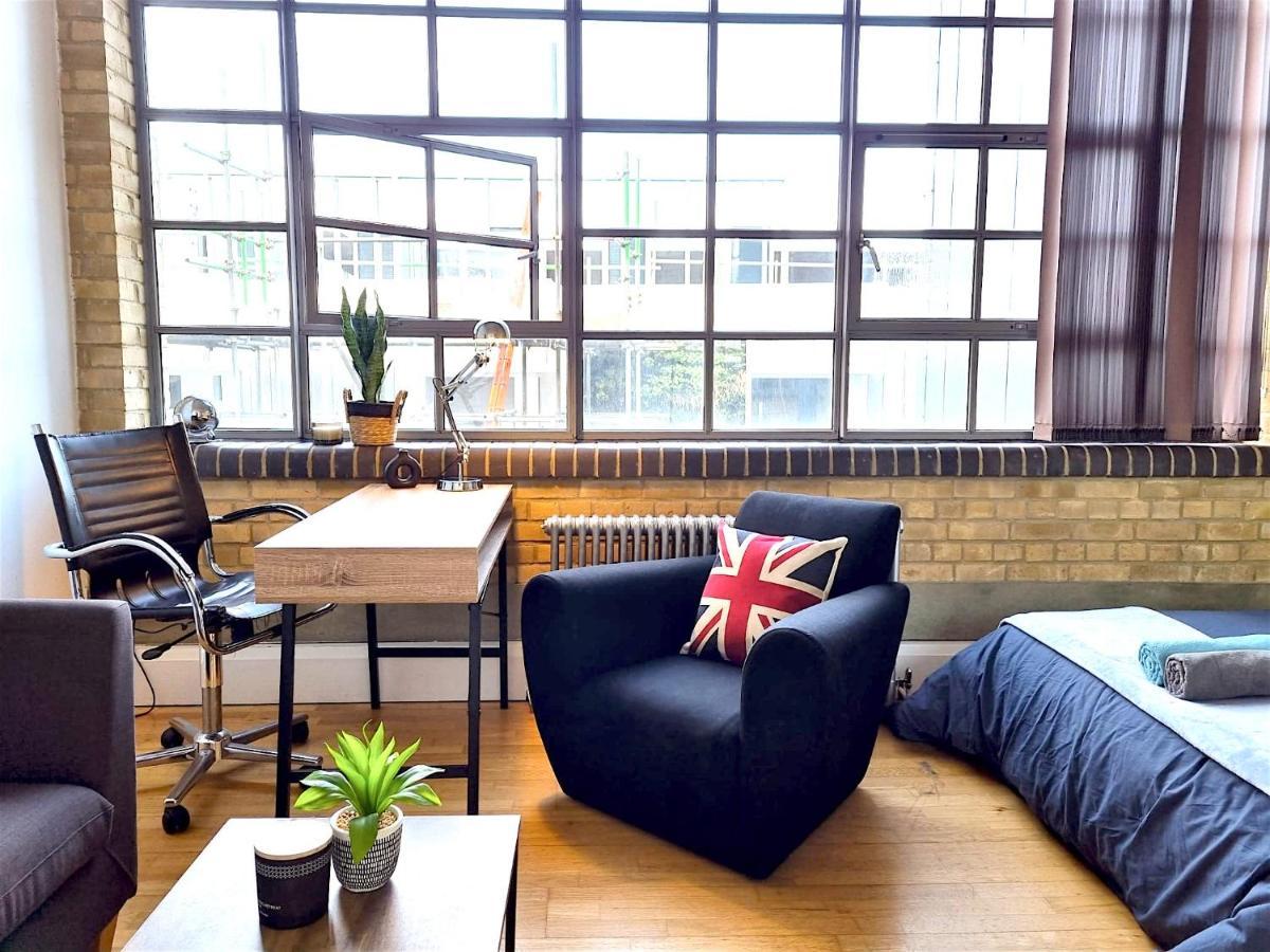 Spacious Studio In Old St * Londra